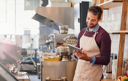 empleado gastronomico usa tablet